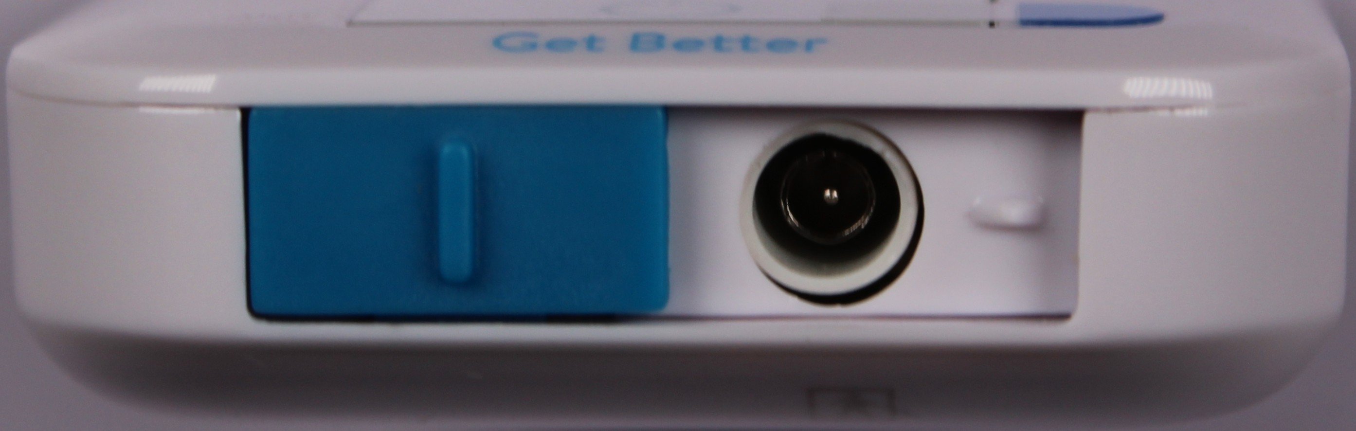 Untere Seite - Gerät - Elektrodenanschluss, MikroUSB-Ladeanschluss