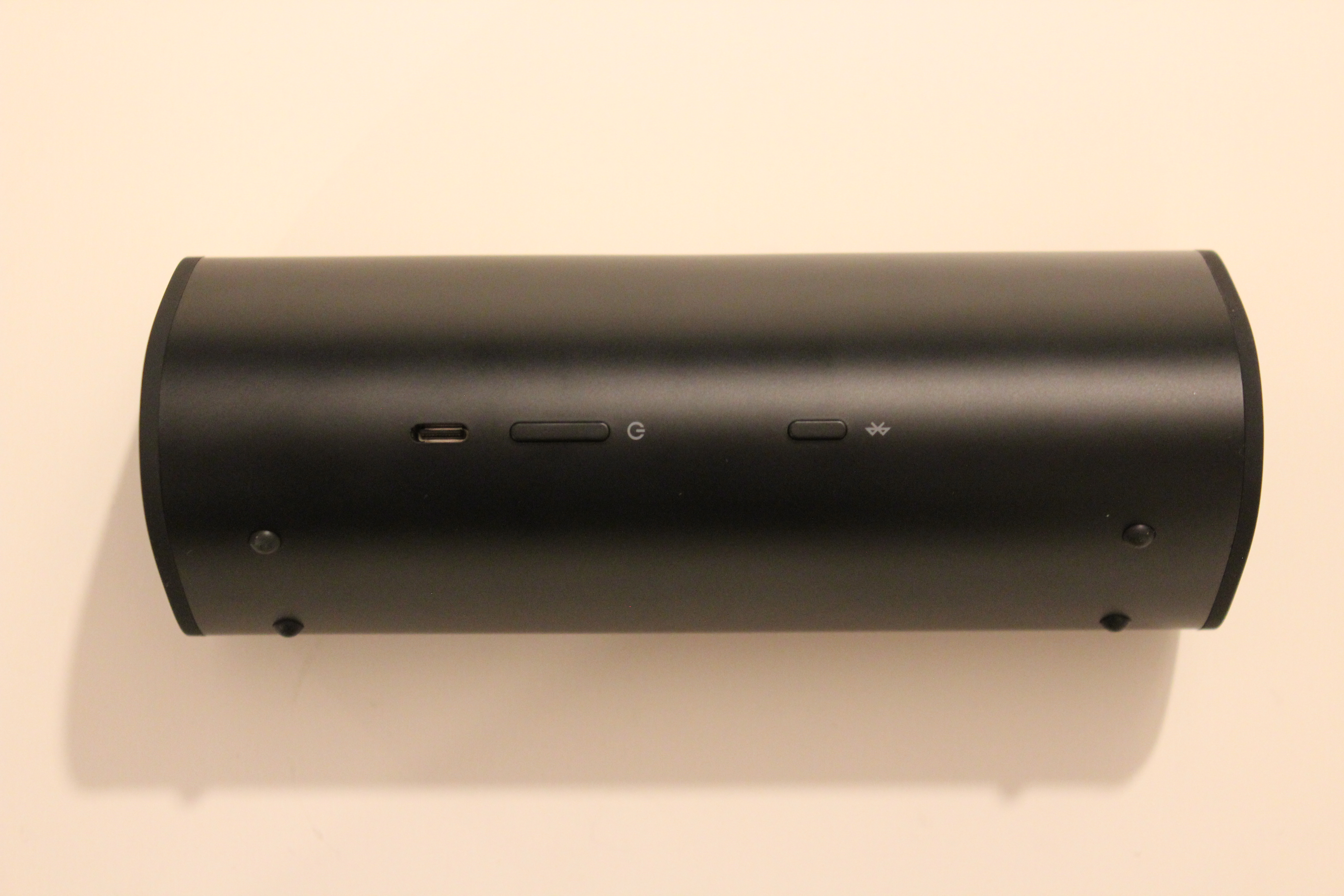 Gerät - Rückseite / USB-C-Buchse, Einschalt/Ausschalt/Bluetoothknopf